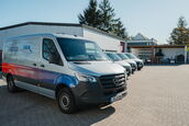 Moderner Fuhrpark und Firmenfahrzeuge auf einem gepflegten Betriebsgelände in Leipzig – professionell inszeniert von einem Industriefotografen für starke Unternehmenskommunikation.