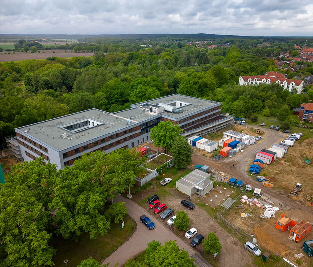 Übersichtliche Drohnenfotos einer weitläufigen Baustelle in Leipzig zur lückenlosen Baudokumentation und Fortschrittskontrolle aus der Vogelperspektive.
