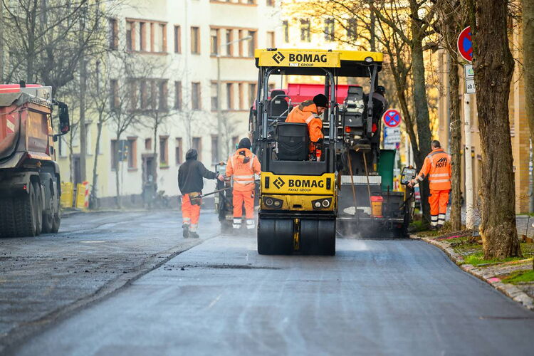 Weitwinkelaufnahme einer Straßenbaustelle bei Leipzig im Morgengrauen zur Dokumentation des Baufortschritts und der Logistik.