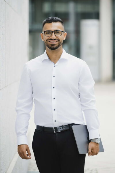 Authentische Businessportraits mit Fotograf in Halle (Saale) vor urbaner Kulisse