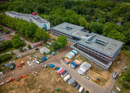 Hochwertige Drohnenaufnahme eines Bauprojekts zur präzisen visuellen Überwachung des Baufortschritts und zur werbewirksamen Investorenkommunikation.