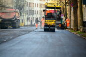 Schwere Baumaschinen bei der Finalisierung einer frisch asphaltierten Straße in Leipzig – verlässliches Bildmaterial für das Projektmanagement.