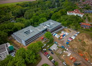 Drohnenfoto eines Bauprojekts inklusive Parkplatzanlagen und Infrastruktur – perfektes Bildmaterial für die Unternehmenskommunikation und das Marketing.