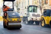 Mehrere Baumaschinen und Straßenwalzen im koordinierten Einsatz bei der Sanierung einer Verkehrsstraße – professionelle Baustellendokumentation.